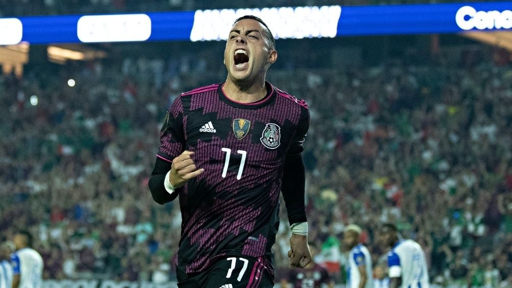 Funes Mori en un partido con el Tri 