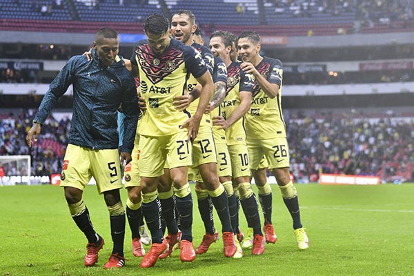 Martín y otros jugadores en el festejo de un tanto