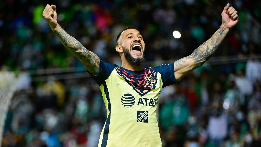 Emmanuel Aguilera celebrando un gol con América