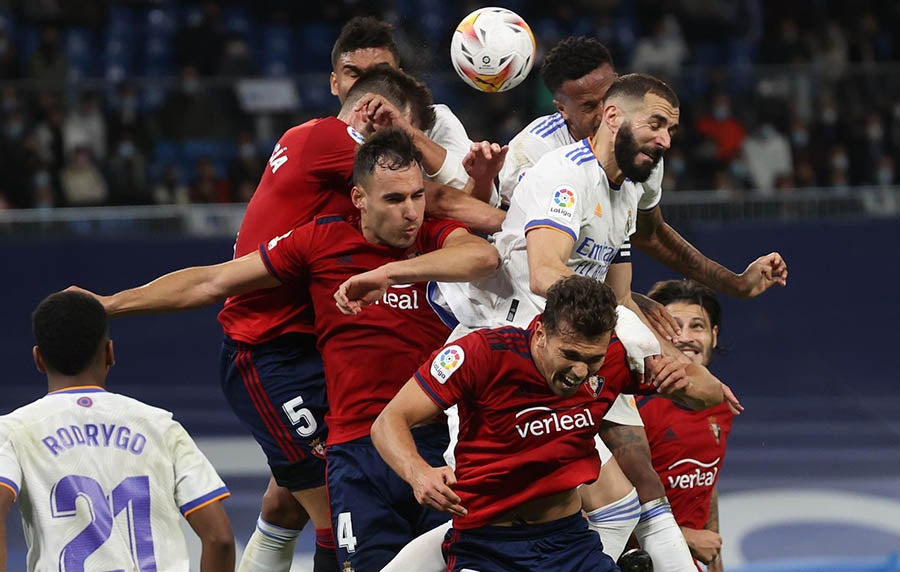 Karim Benzema intenta rematar dentro del área del Osasuna