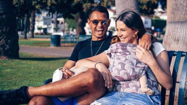 Javier Hernández junto a Sarah Kohan