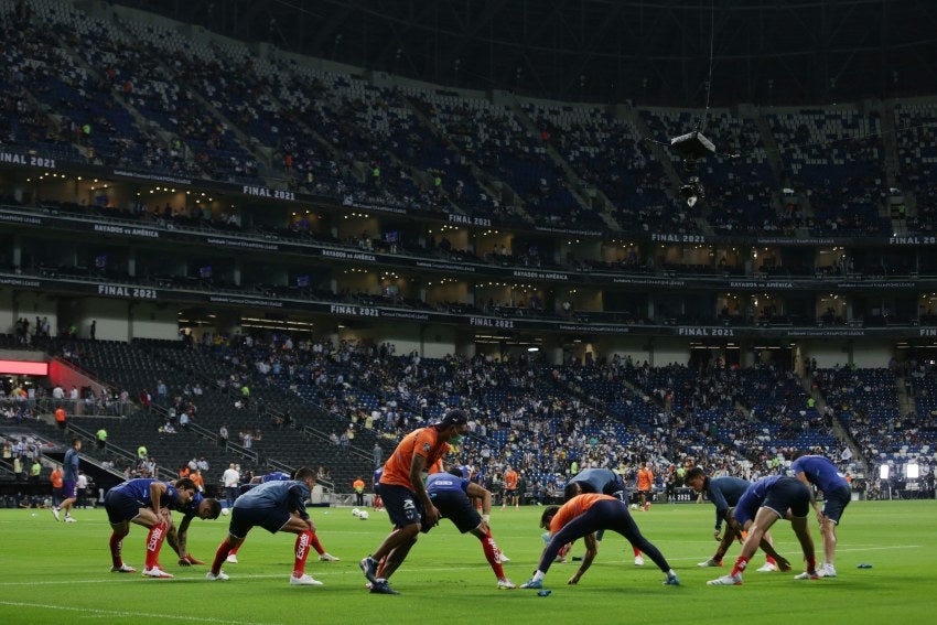 Jugadores de Monterrey calentando