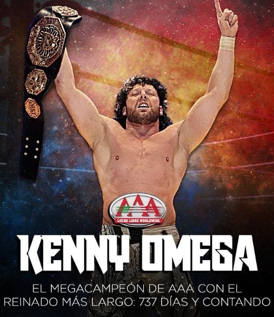 Kenny Omega con el título de la AAA