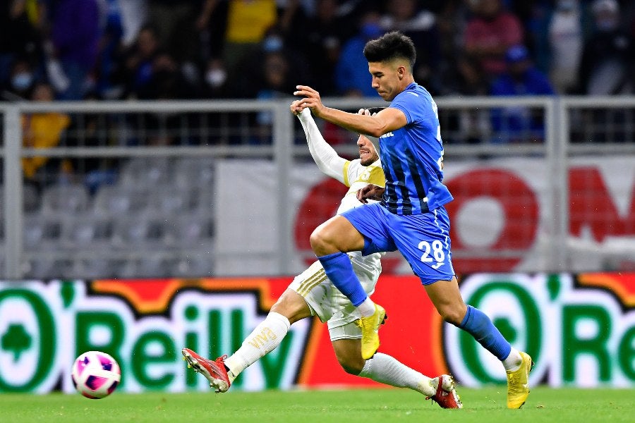 Pol Fernández durante un partido con Cruz Azul