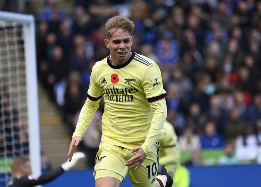 Smith-Rowe celebrando su gol