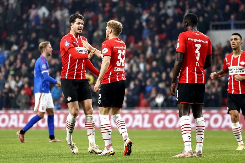 Jugadores del PSV festejando un gol a favor