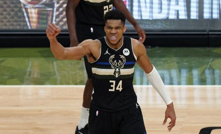 Giannis Antetokounmpo al ganar la Final de la NBA