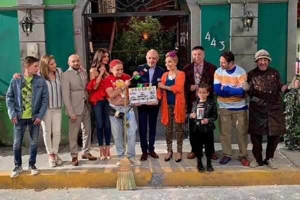 Octavio Ocaña con los actores de "Vecinos"