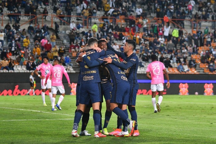 Jugadores de Pumas celebrando gol ante Pachuca