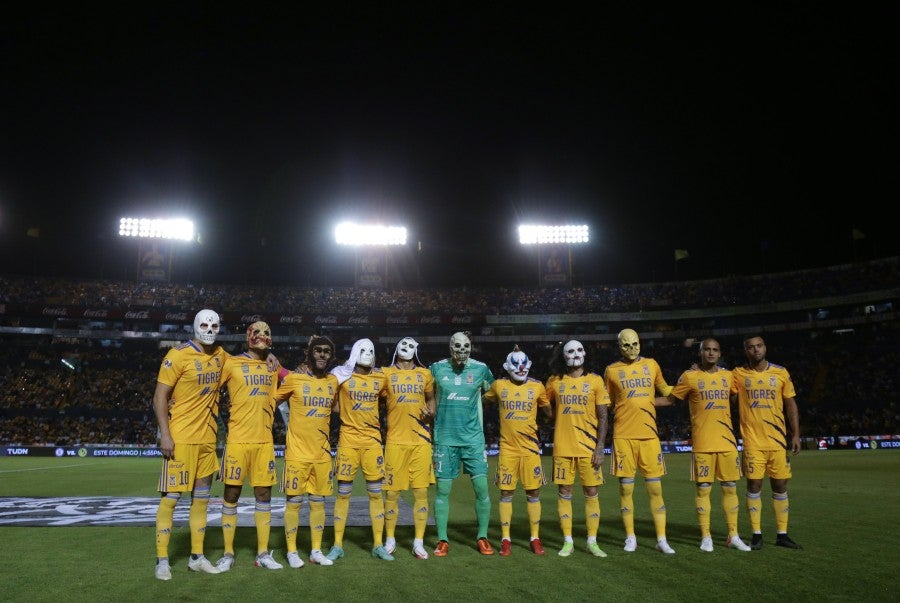 Jugadores de Tigres con máscaras