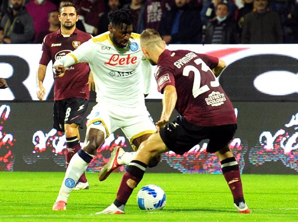 André Zambo Anguissa durante el partido Salernitana vs Napoli