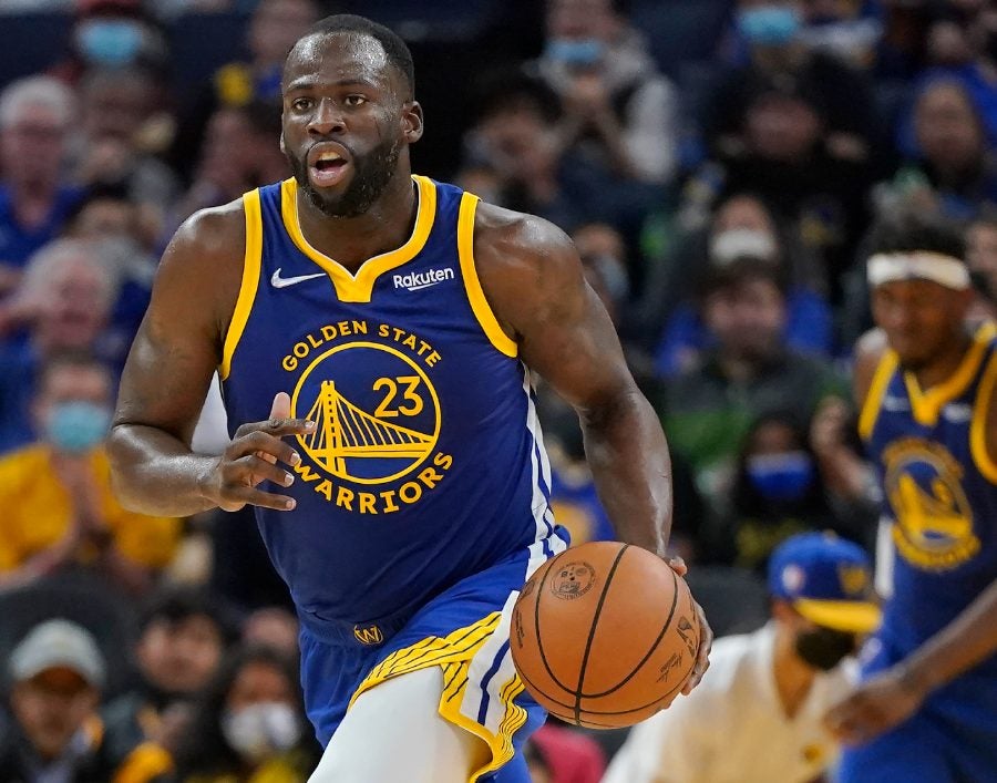 Draymond Green controla el balón en juego de Warriors