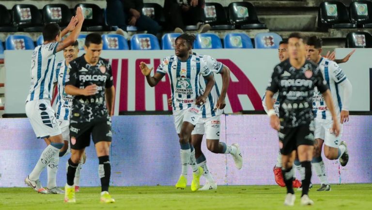 Jugadores de los Tuzos, en festejo de gol