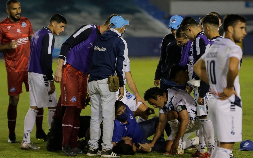 Aficionado de Celaya sometido en el terreno de juego