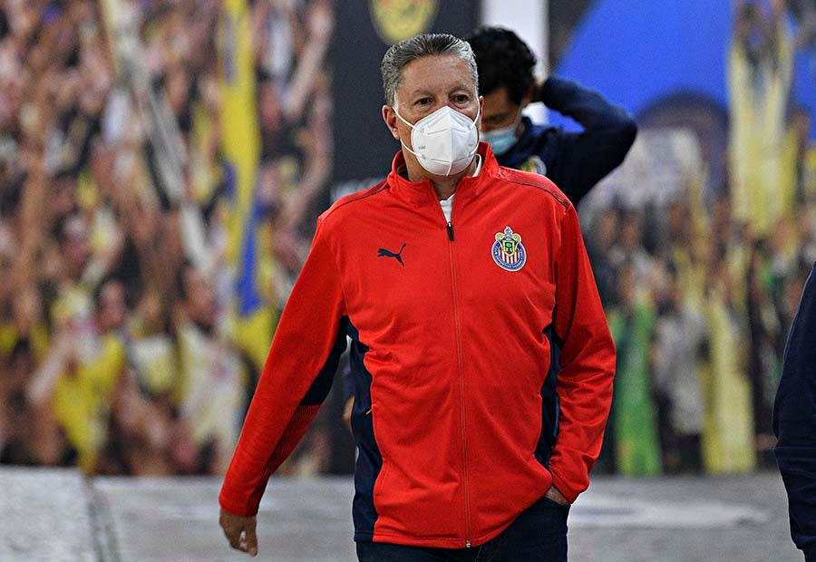 Peláez llegando al Estadio Azteca