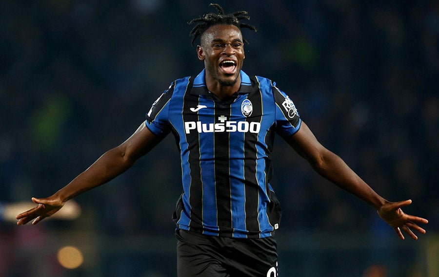 Duván Zapata celebra su gol al United