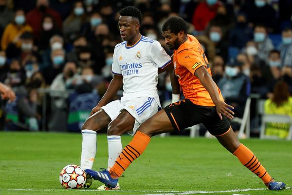 Vinicius Jr con el Real Madrid frente a su compatriota Marlon del Shakhtar en Champions