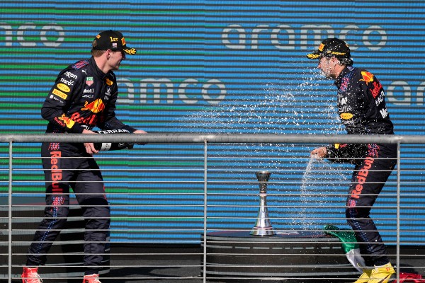 Max Verstappen y Sergio 'Checo' Pérez celebran en el GP de Estados Unidos