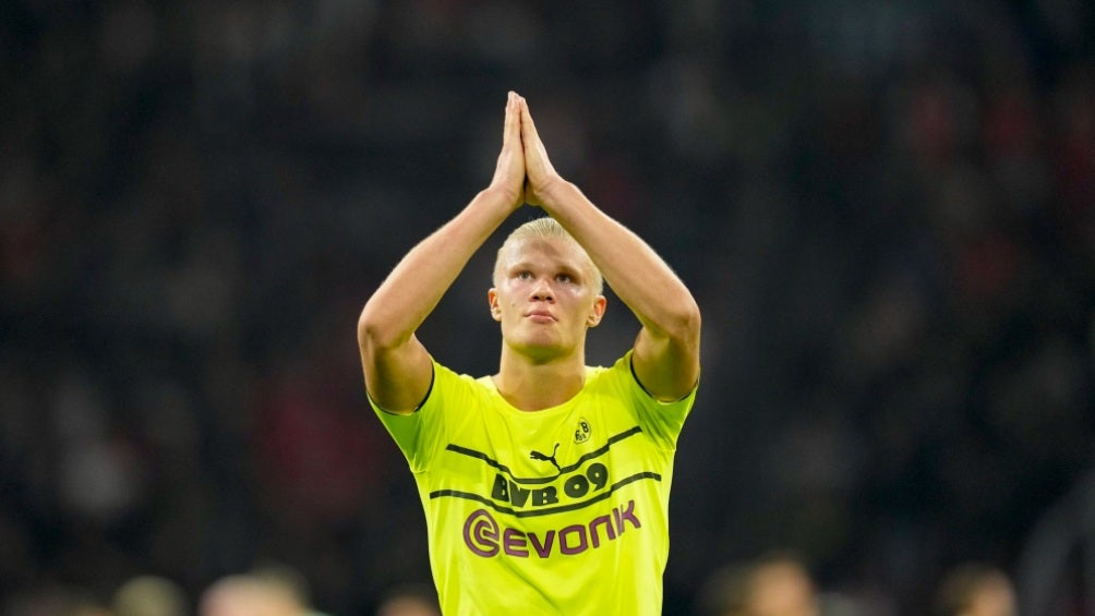 Haaland jugando con el Borussia Dortmund