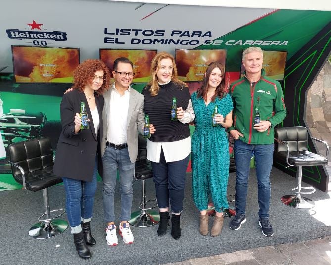 David Coulthard, ex-piloto de F1, con representantes de Heineken México