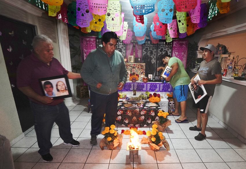 Personas de Ecatepec en su ofrenda por el Día de los Muertos
