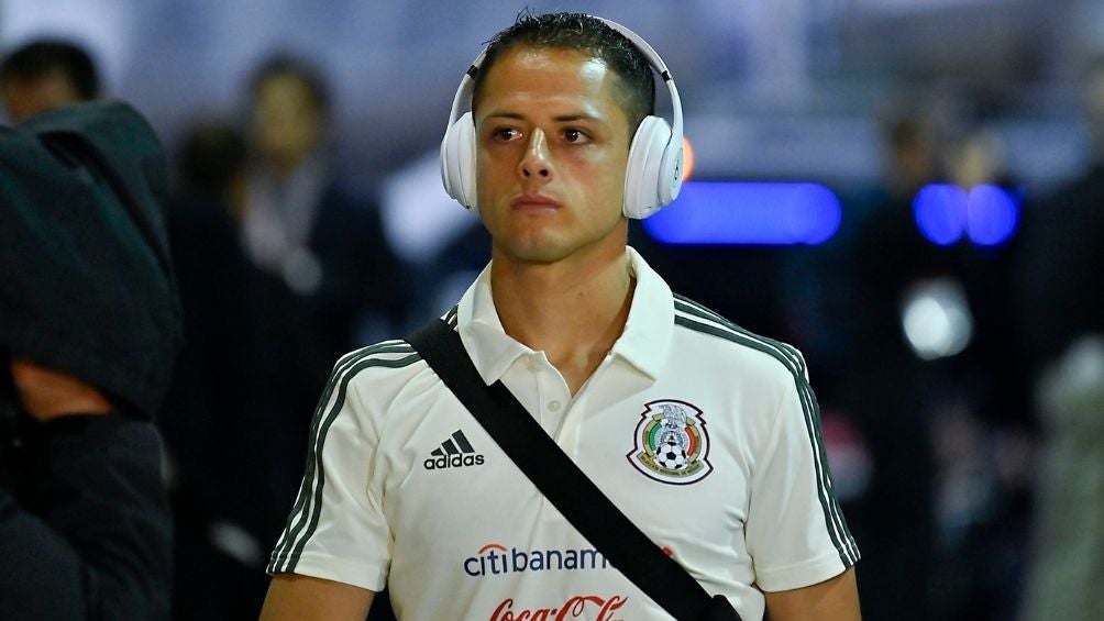 Chicharito en una concentración con el Tricolor