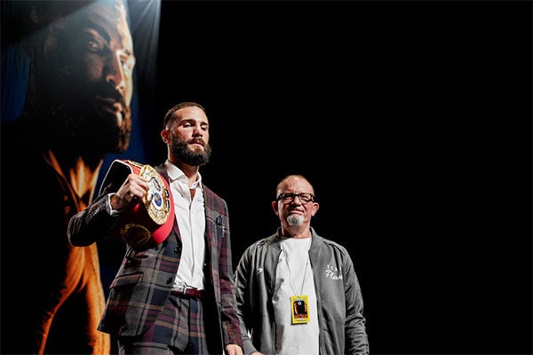 Caleb Plant en un evento previo a la pelea con Canelo