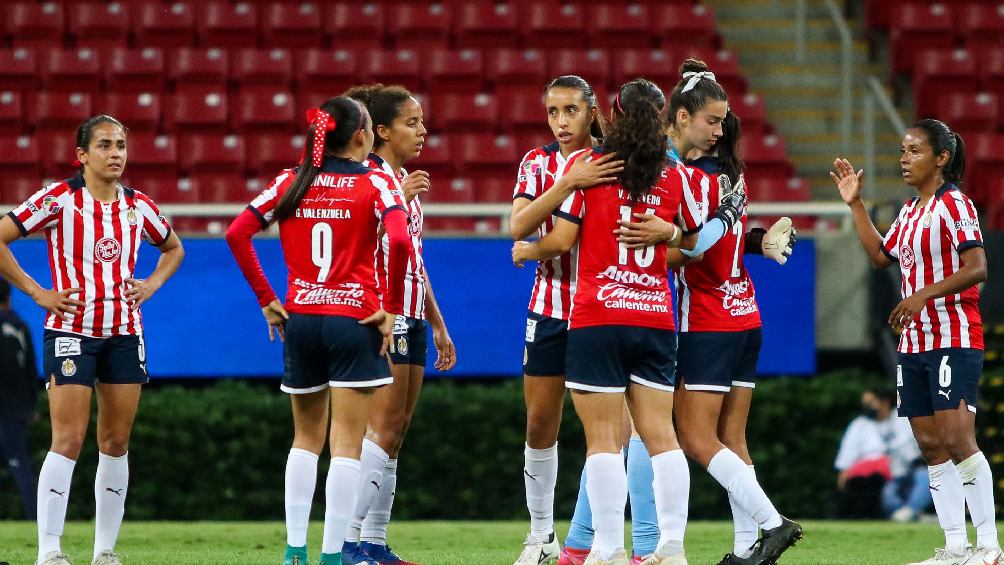 Jugadoras de Chivas Femenil celebrando un gol