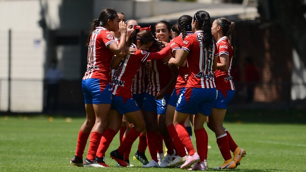 Jugadoras de Chivas Femenil celebrando un gol