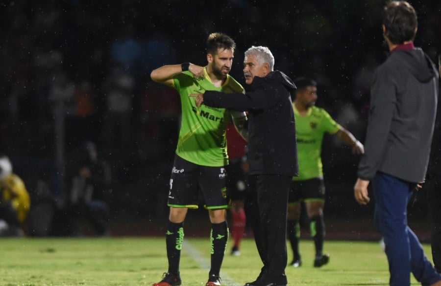 Tuca dando indicaciones a jugador de Juárez FC