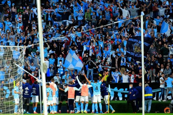 Celta de Vigo celebra el empate con su afición