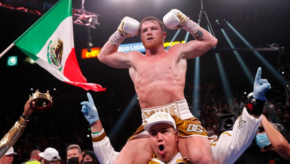 Saúl 'Canelo' Álvarez en festejo tras vencer a Caleb Plant