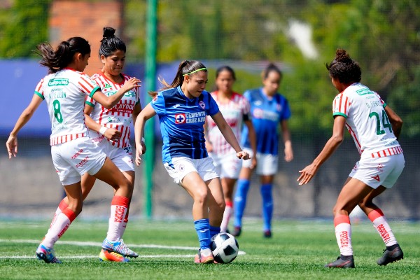 Cruz Azul en acción frente a Necaxa en la Liga MX Femenil