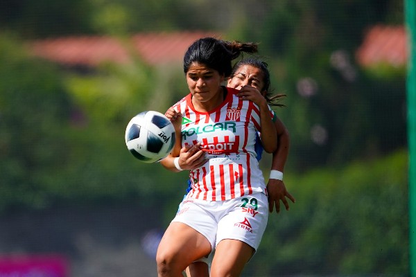 Flor Rodríguez del Necaxa durante partido