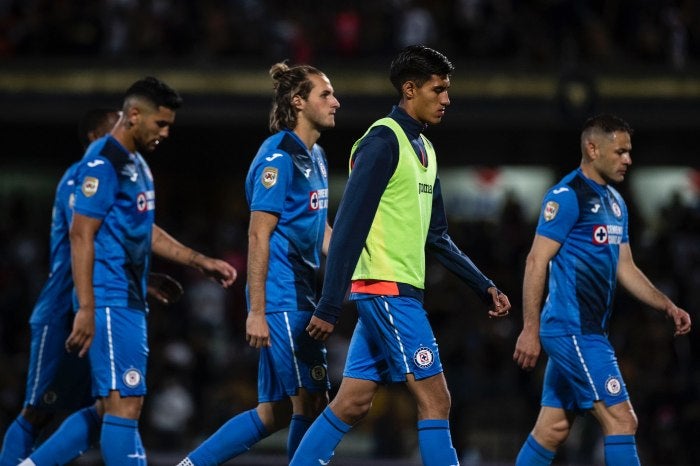 Jugadores de Cruz Azul en lamento