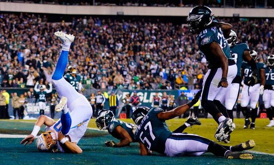 NFL Chargers superó a Eagles con destacada actuación de Justin Herbert