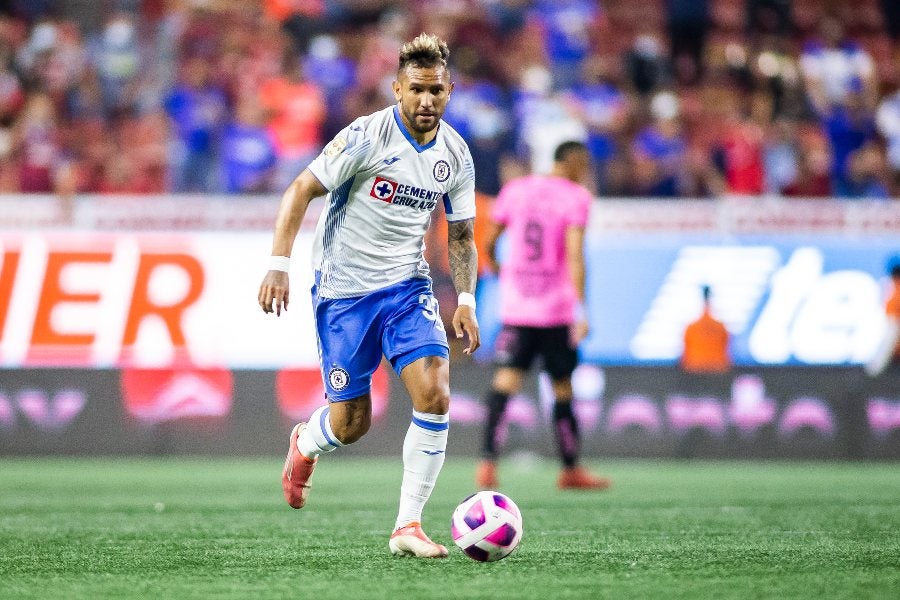 Walter Montoya durante un partido con Cruz Azul