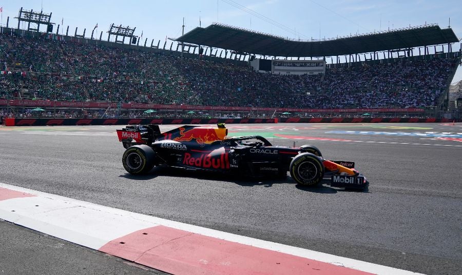 Checo en su Red Bull durante la carrera en el AHR