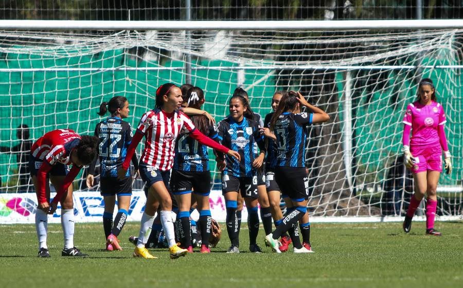 Futbolistas de Gallos Blancos tras el tanto de Fátima Servín