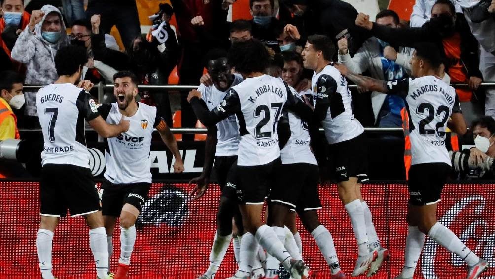 Valencia festejando gol ante el Atlético de Madrid en LaLiga