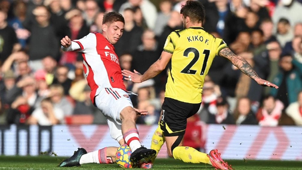 Smith Rowe jugando con el Arsenal en la Premier League