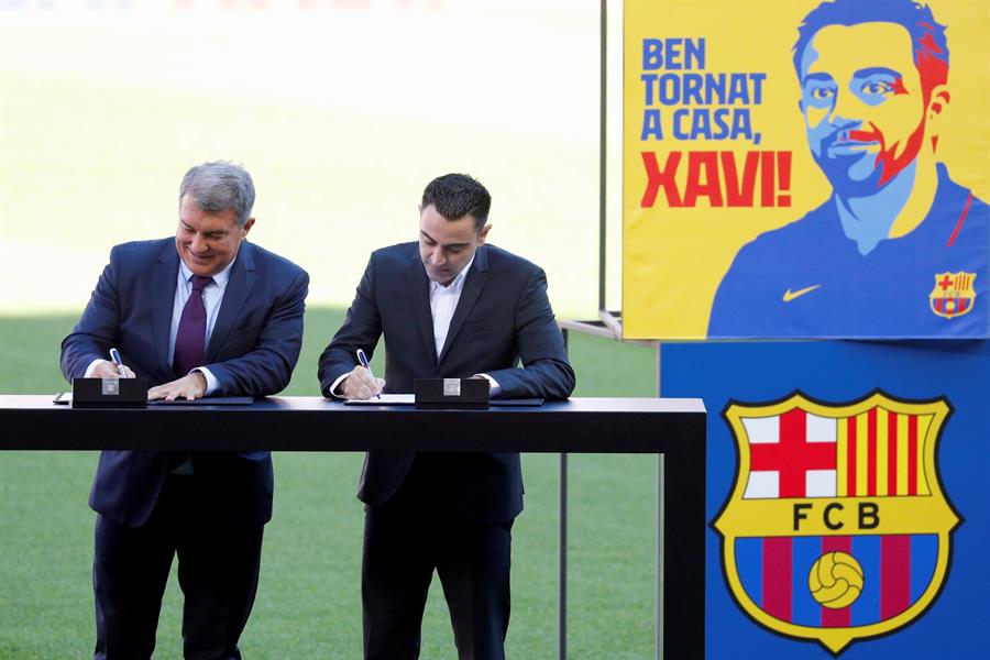 El nuevo técnico firma su contrato en el Camp Nou