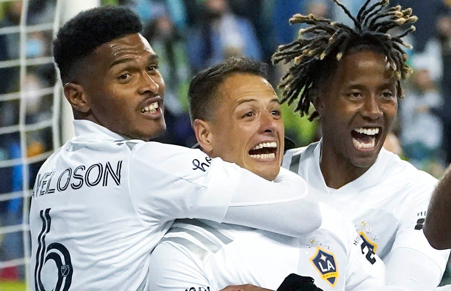 Hernández celebra gol con sus compañeros