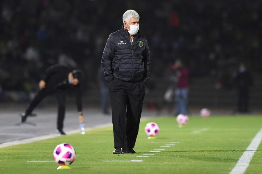 Tuca Ferretti durante un partido con Juárez