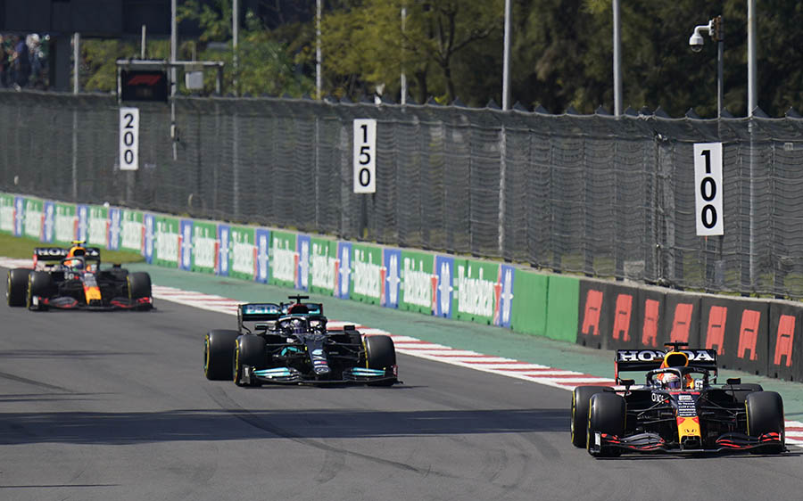 Hamilton entre los autos de Verstappen y Pérez