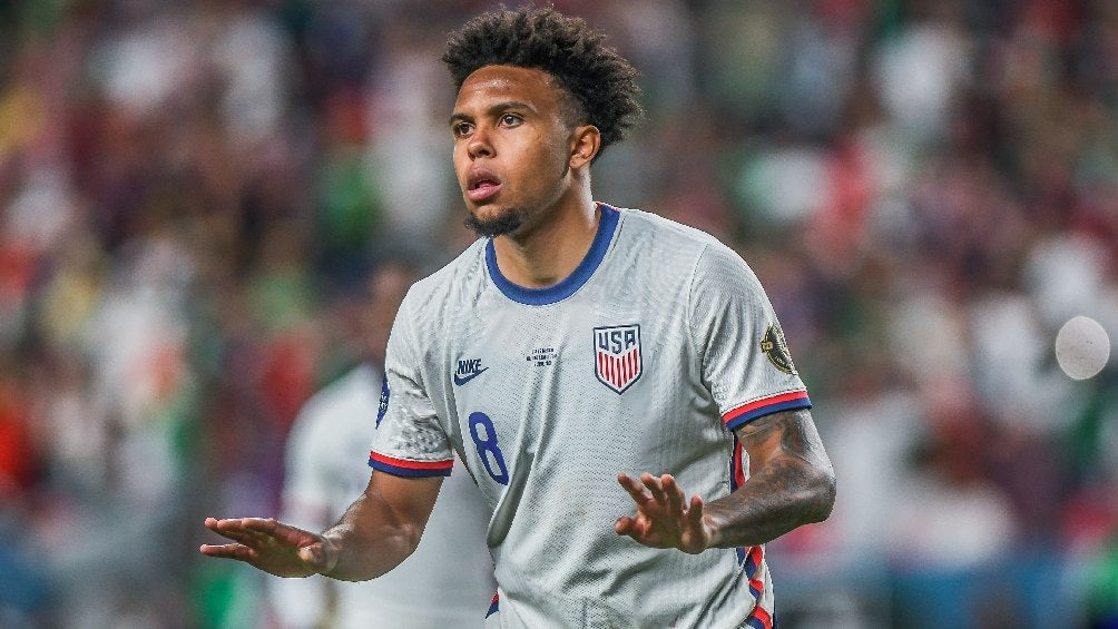 McKennie jugando con la Selección de Estados Unidos