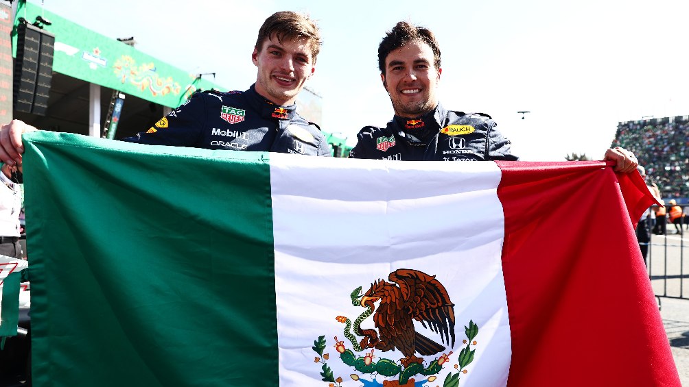 Checo Pérez Y Verstappen festejando podio en el GP de México