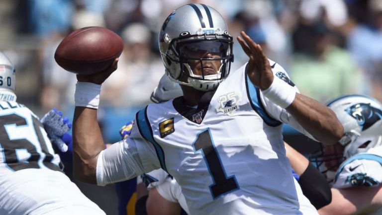 Cam Newton se prepara para lanzar el ovoide