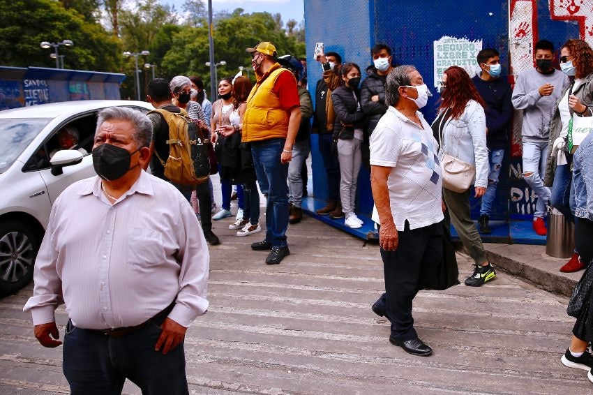 Personas transitando en la Ciudad de México