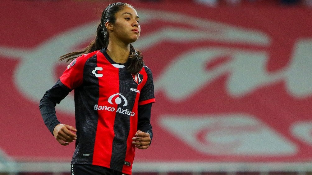 Alison González jugando con el Atlas en la Liga MX Femenil